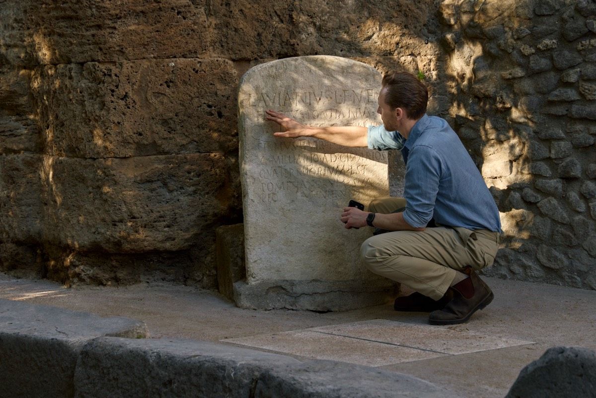 Crítica de “Pompeya: Antes del desastre”: Tom Hiddleston y un más allá del tiempo