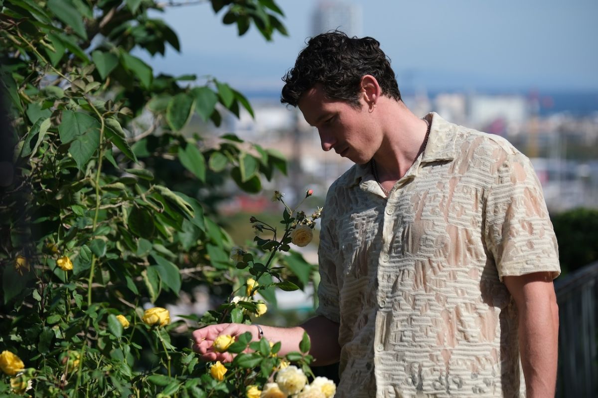 Crítica de "Rosebush Pruning": Karim Aïnouz y una sátira fallida, incómoda y aburrida