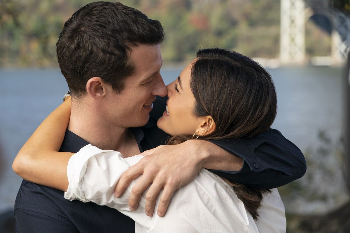 Crítica de “Solo por una noche”: Mónica Barbaro y Callum Turner en una comedia romántica demasiado impostada