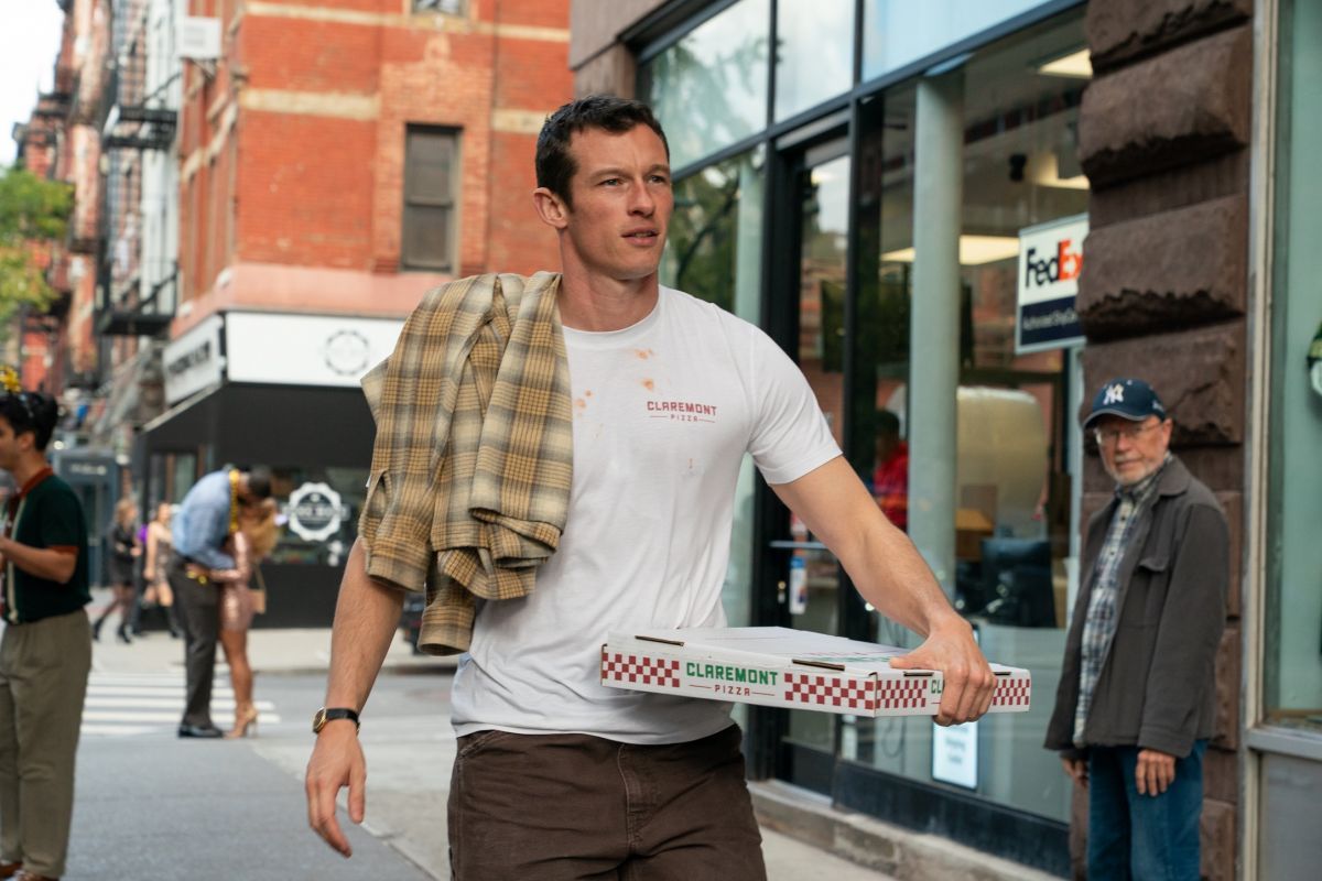Crítica de “Solo por una noche”: Mónica Barbaro y Callum Turner en una comedia romántica demasiado impostada