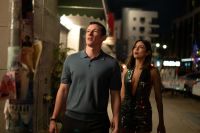 Crítica de “Solo por una noche”: Mónica Barbaro y Callum Turner en una comedia romántica demasiado impostada