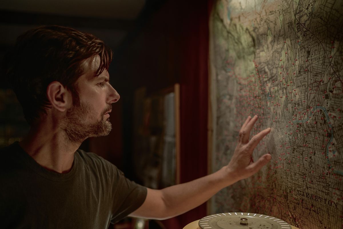 Crítica de “Susurran tu nombre”: Robert De Niro y Adam Scott en un thriller de padres e hijos