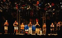 Crítica de "STOMP": una maquinaria de ritmo, cuerpos y objetos cotidianos