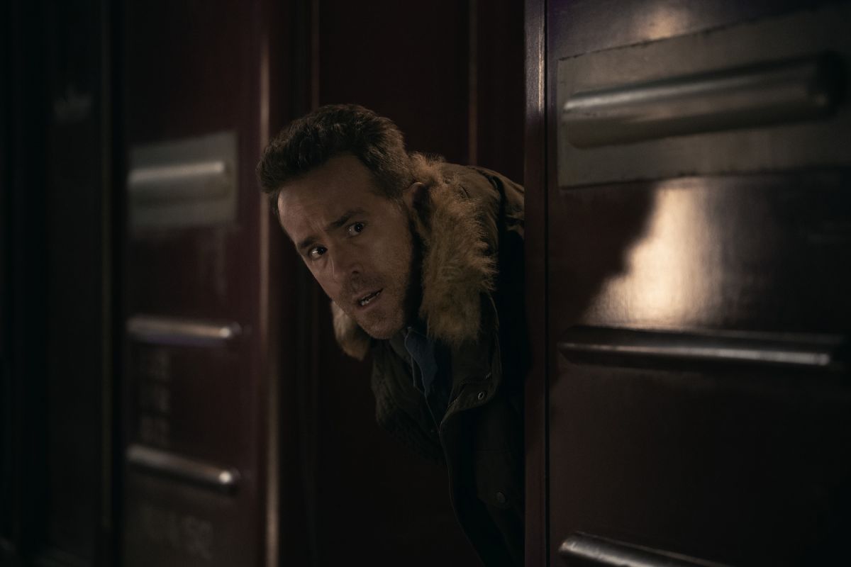 Crítica de “Mayday”: Ryan Reynolds y Kenneth Branagh le ponen humor a la Guerra Fría