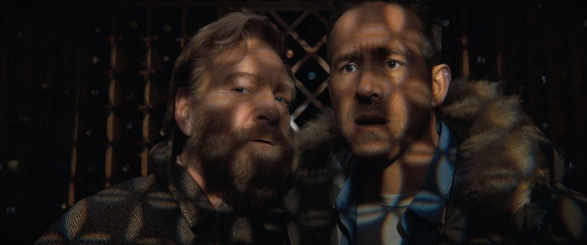 Crítica de “Mayday”: Ryan Reynolds y Kenneth Branagh le ponen humor a la Guerra Fría