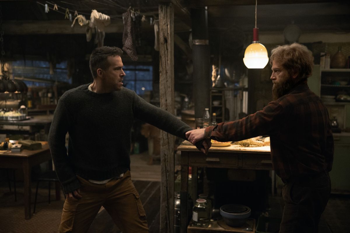 Crítica de “Mayday”: Ryan Reynolds y Kenneth Branagh le ponen humor a la Guerra Fría