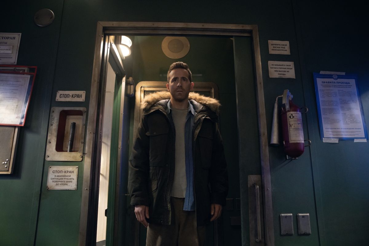 Crítica de “Mayday”: Ryan Reynolds y Kenneth Branagh le ponen humor a la Guerra Fría
