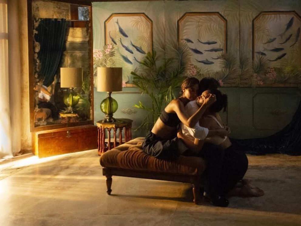Crítica de “Hombre al agua”: Gael García Bernal y la identidad atrapada en una jaula dorada