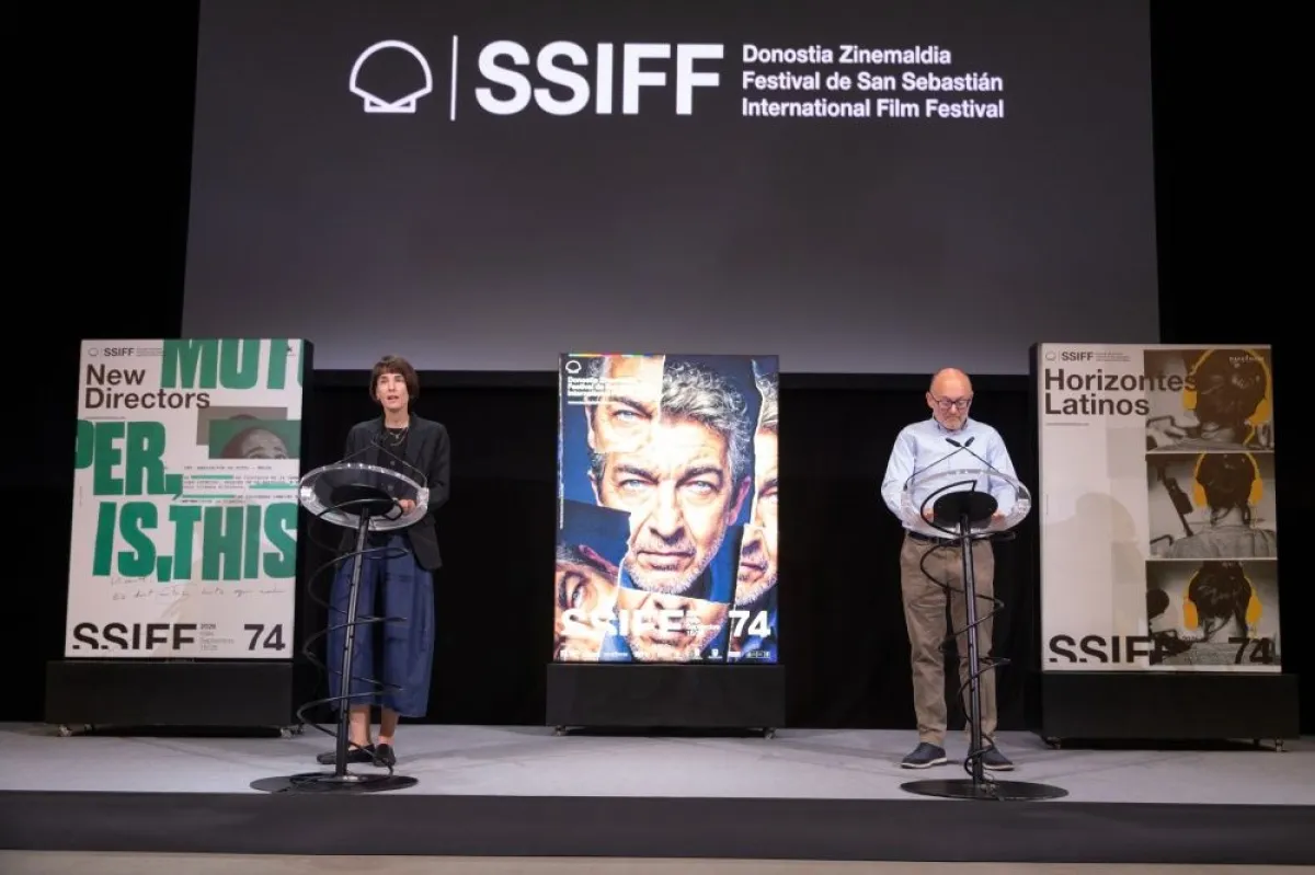 Maialen Beloki y José Luis Rebordinos en la presentación de la 74ª edición de Zinemaldia, flanqueados por el cartel oficial de Ricardo Darín y la cartelería de secciones como Horizontes Latinos. Crédito: © Pablo Gómez / Festival de San Sebastián (SSIFF)