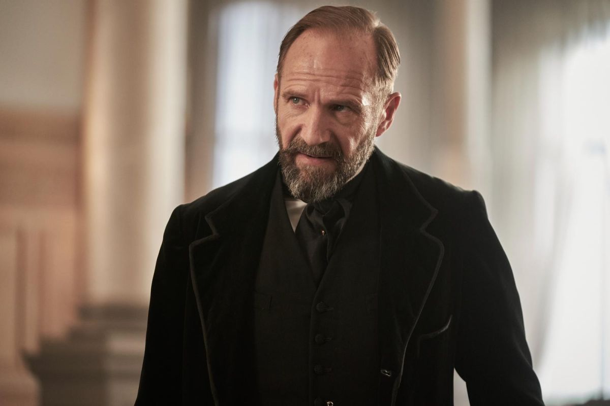 Crítica de “El Coro”: Ralph Fiennes y el canto para sobrevivir adversidades
