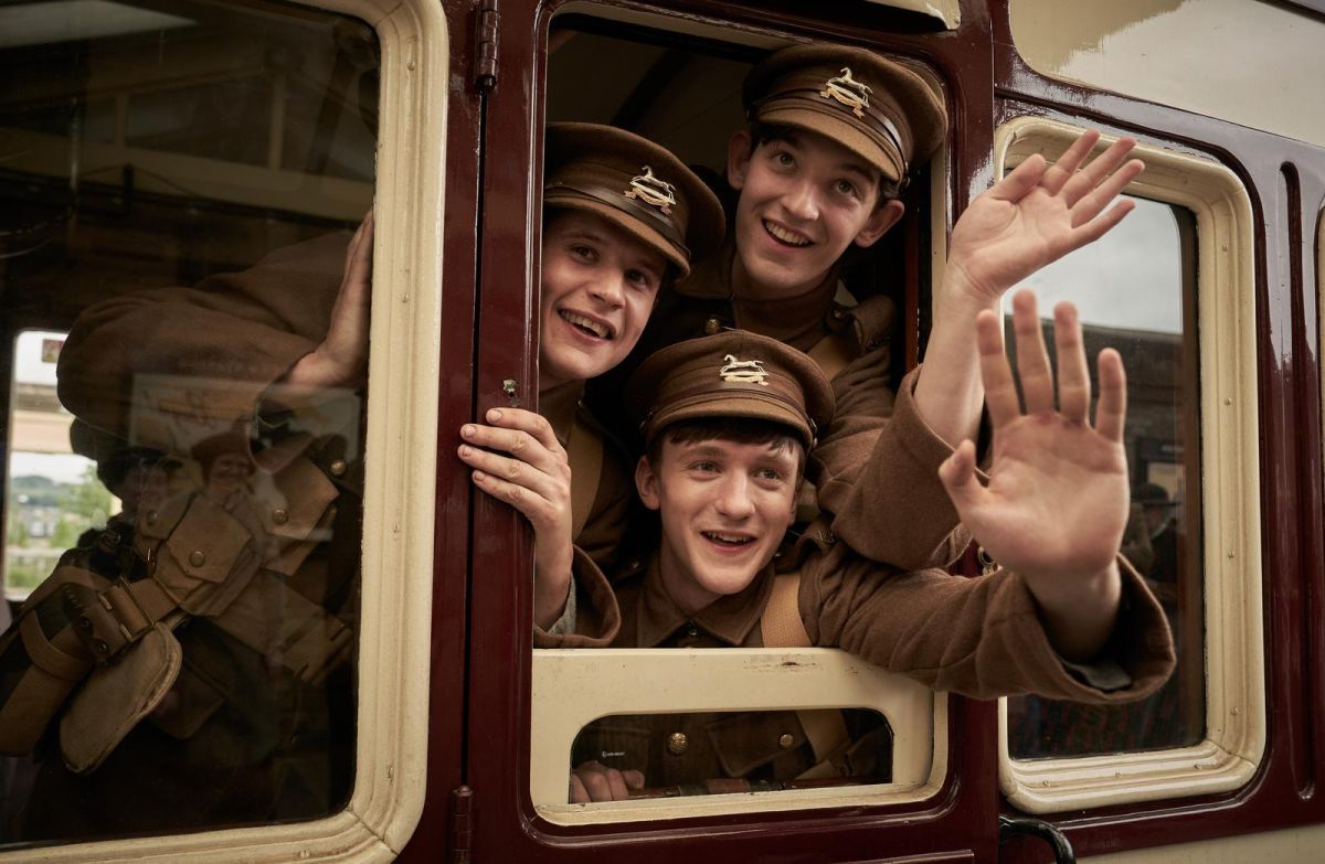 Crítica de “El Coro”: Ralph Fiennes y el canto para sobrevivir adversidades