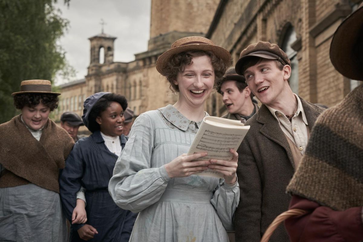 Crítica de “El Coro”: Ralph Fiennes y el canto para sobrevivir adversidades
