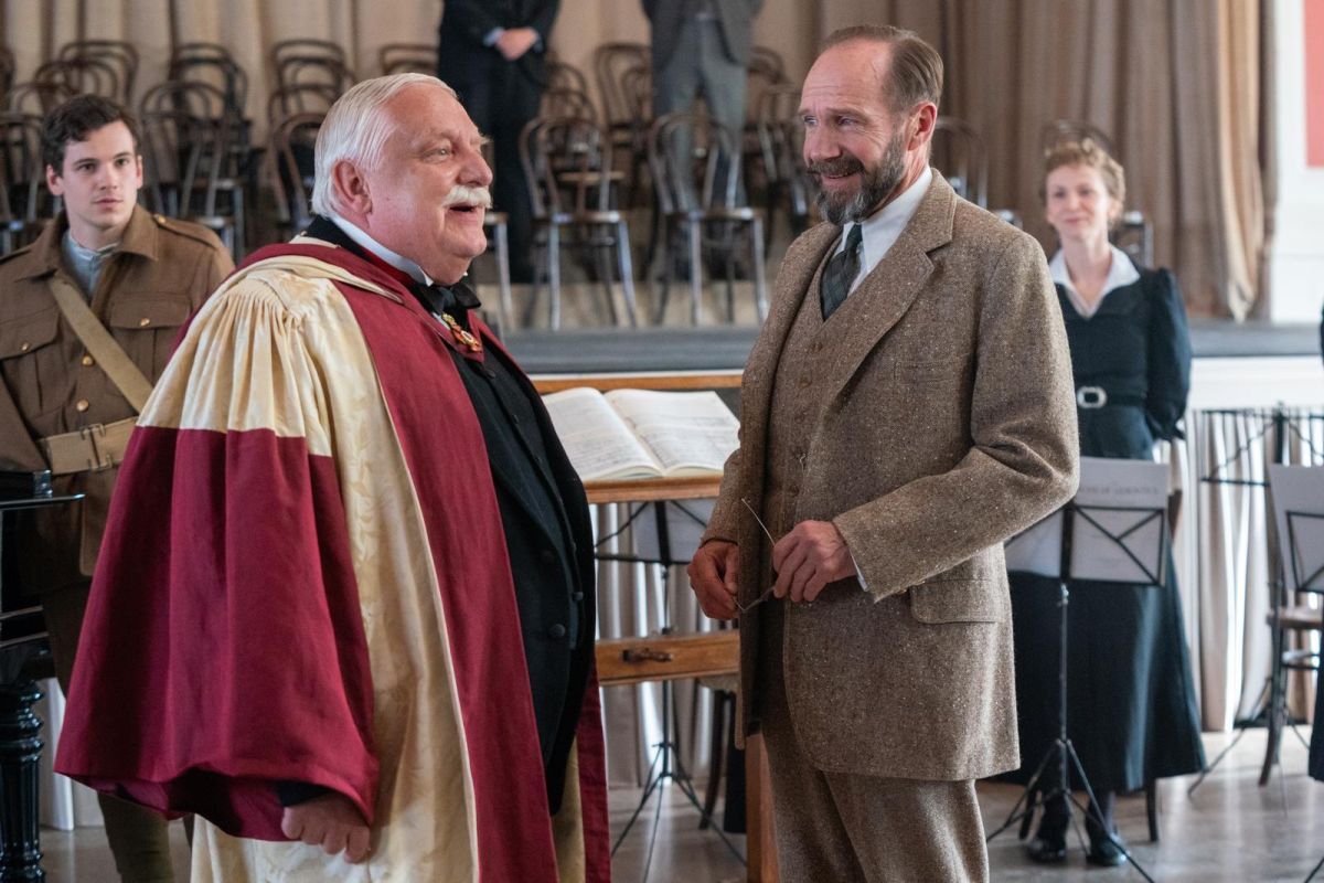 Crítica de “El Coro”: Ralph Fiennes y el canto para sobrevivir adversidades
