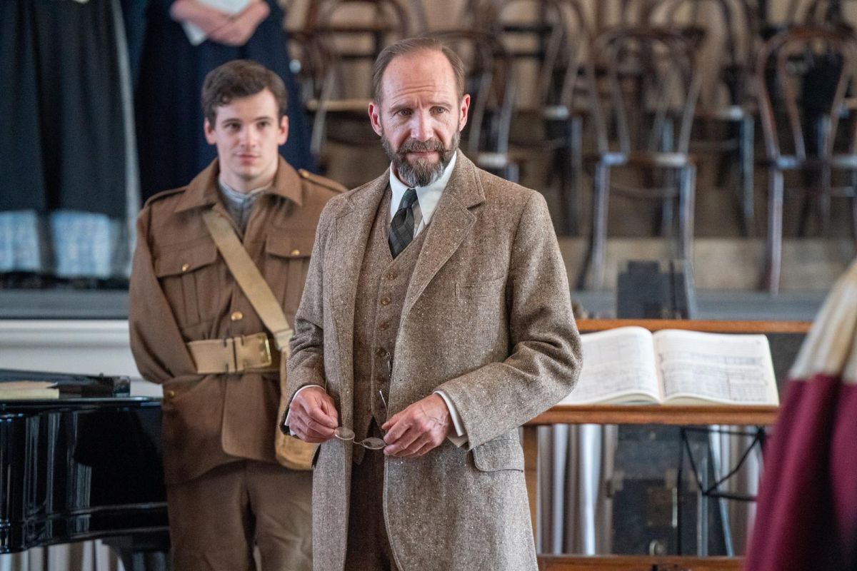 Crítica de “El Coro”: Ralph Fiennes y el canto para sobrevivir adversidades