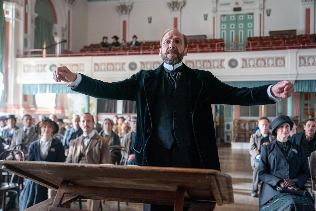 Crítica de “El Coro”: Ralph Fiennes y el canto para sobrevivir adversidades