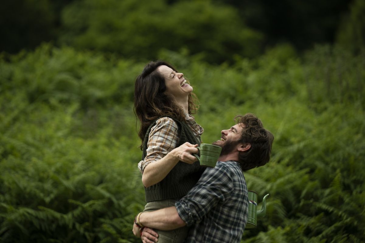 Crítica de “El árbol mágico”: Andrew Garfield y Claire Foy en una exótica fábula sobre la imaginación
