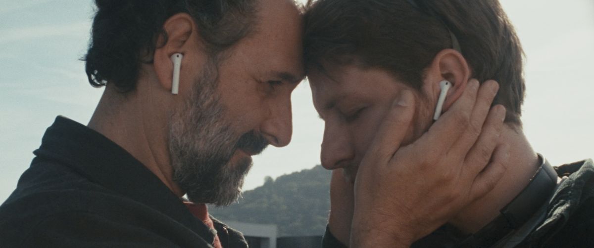 Crítica de “Simulacro”: un experimento cinematográfico para sanar un pasado inaceptado