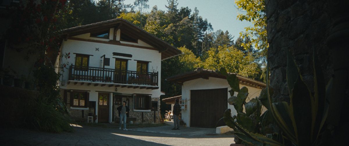 Crítica de “Simulacro”: un experimento cinematográfico para sanar un pasado inaceptado