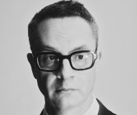 Nicolas Winding Refn habla de "Su propio infierno", la crítica y Charles Melton