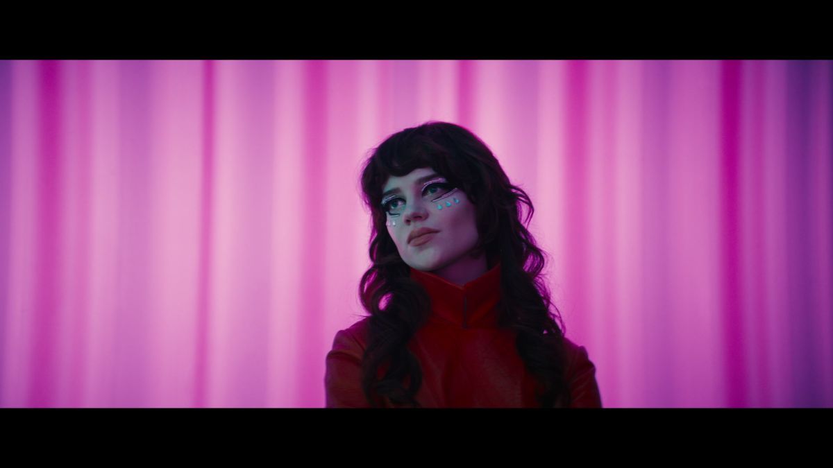 Nicolas Winding Refn habla de "Su propio infierno", la crítica y Charles Melton