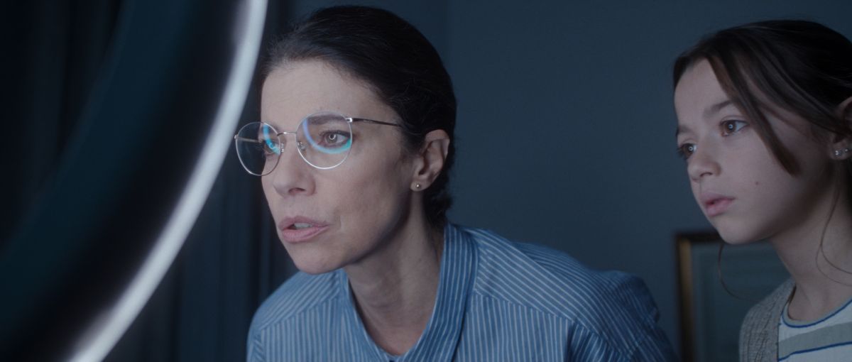 Crítica de “Bajo tus pies”: Cristian Bernard conduce a Maribel Verdú por un thriller psicológico