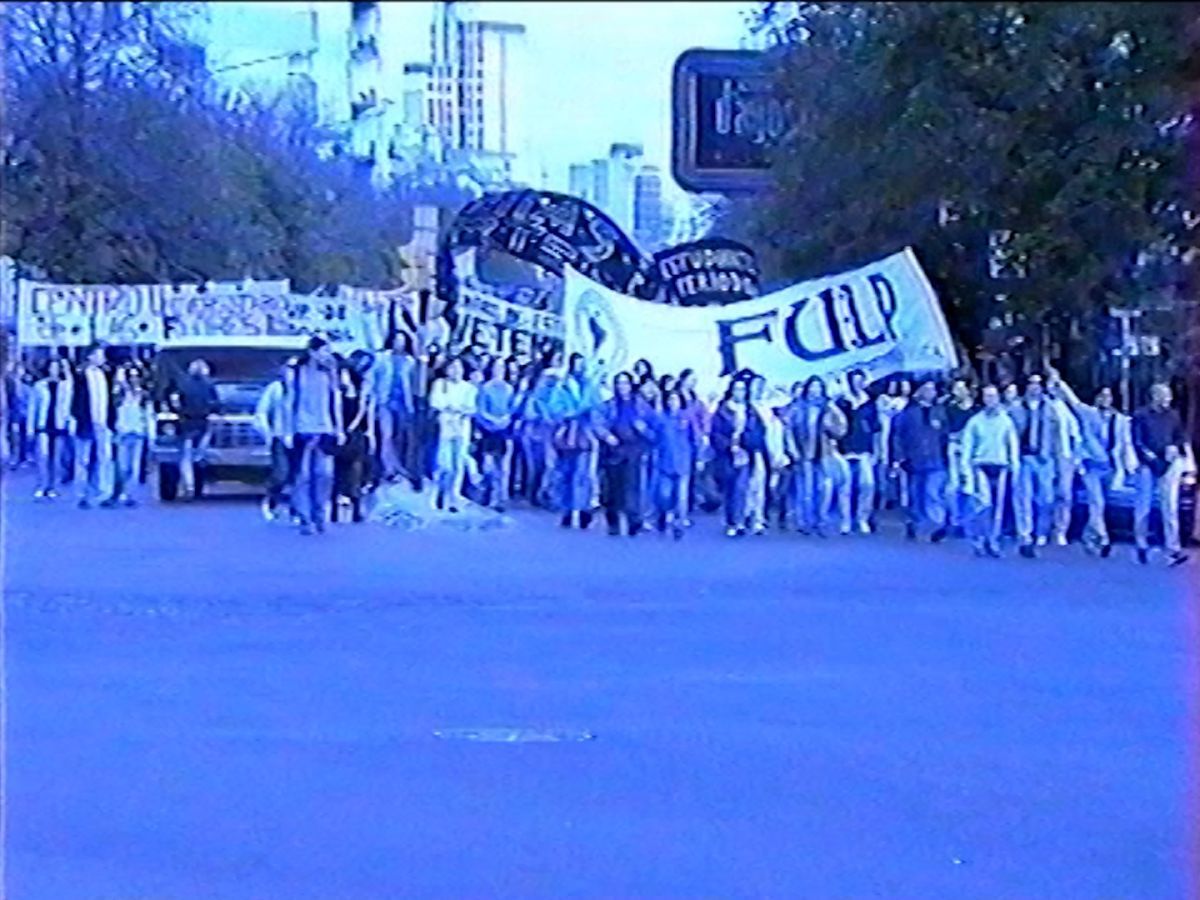 Crítica de “Éramos tan flacos”: volver a los 90 para recuperar una memoria militante