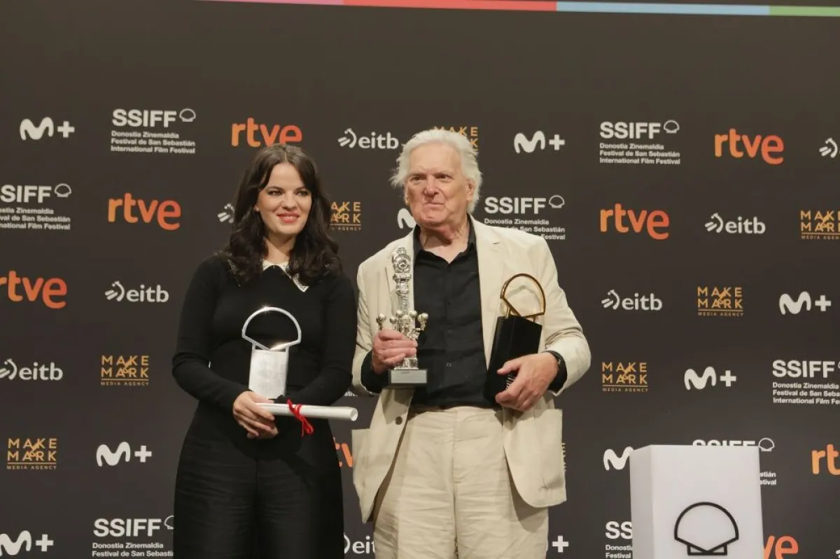 Los actores Alice Bailey Johnson y Paul Jesson recogen los premios obtenidos por 'Tender Loving Care' en el Festival. / Foto: Festival de San Sebasti&aacute;n