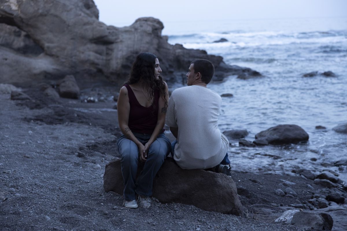 Crítica de “Iván & Hadoum”: la película queer de Ian de la Rosa sobre el amor, la xenofobia y la precariedad laboral