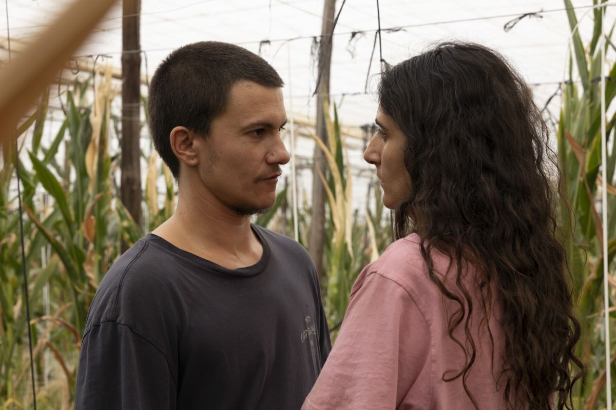 Crítica de “Iván & Hadoum”: la película queer de Ian de la Rosa sobre el amor, la xenofobia y la precariedad laboral