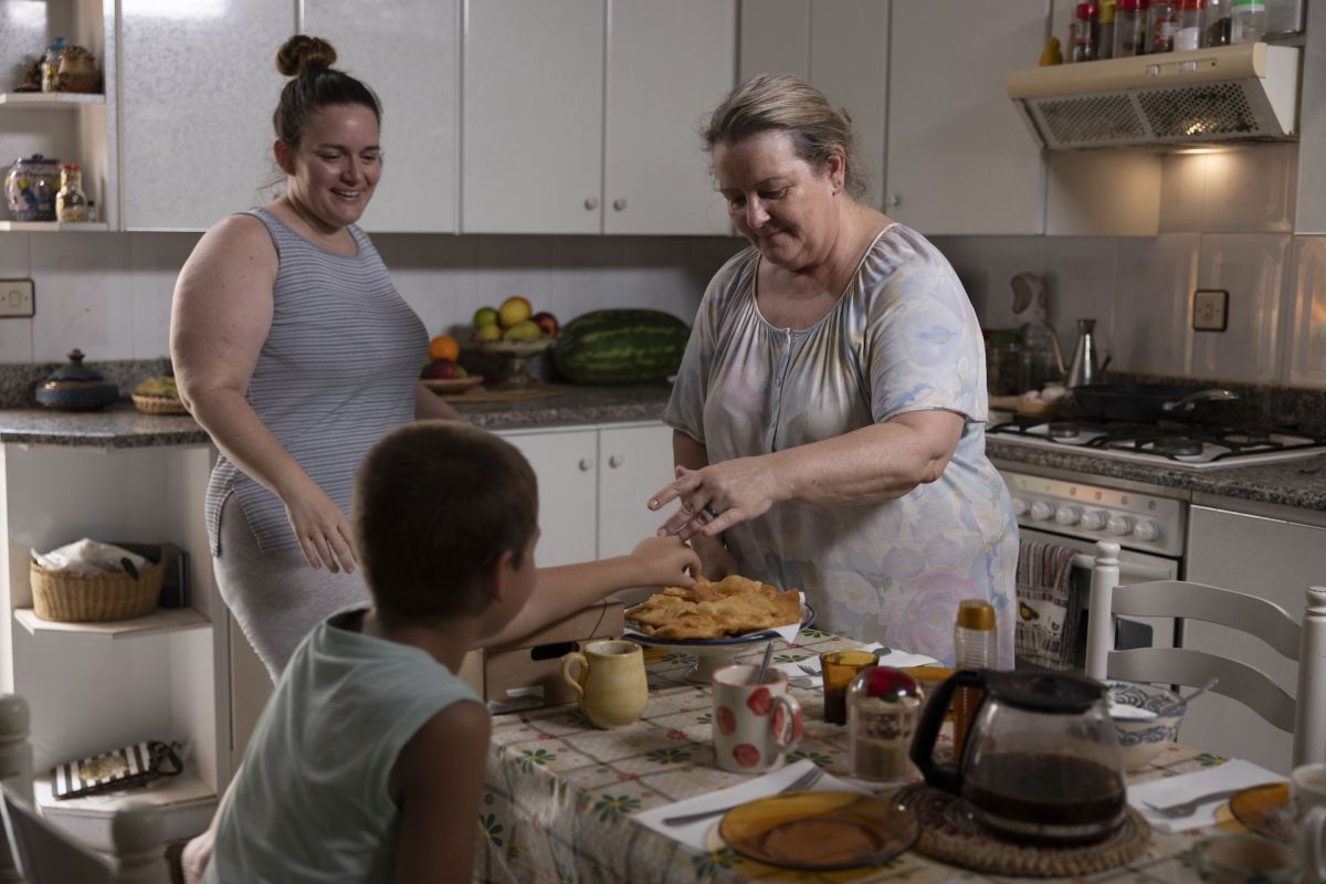 Crítica de “Iván & Hadoum”: la película queer de Ian de la Rosa sobre el amor, la xenofobia y la precariedad laboral