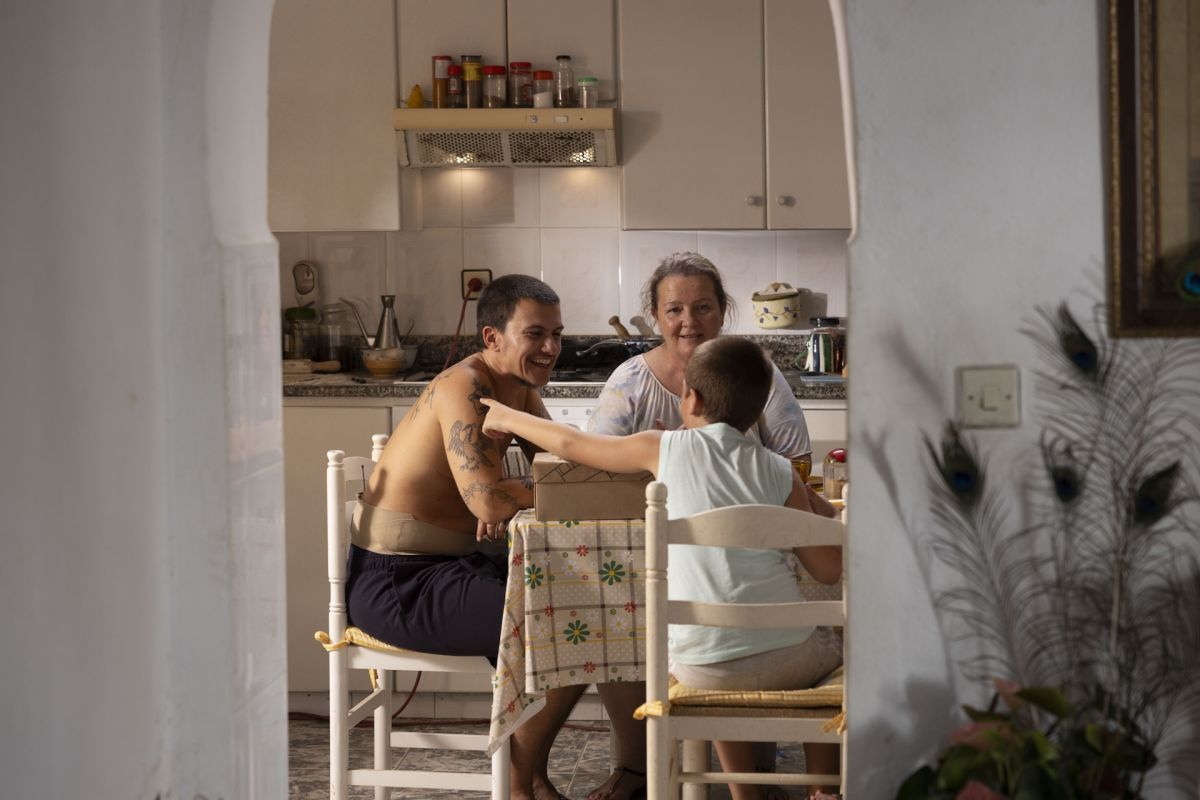 Crítica de “Iván & Hadoum”: la película queer de Ian de la Rosa sobre el amor, la xenofobia y la precariedad laboral