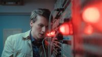 Crítica de "Voces de libertad": potente thriller político sobre el costo de informar durante la Primavera de Praga