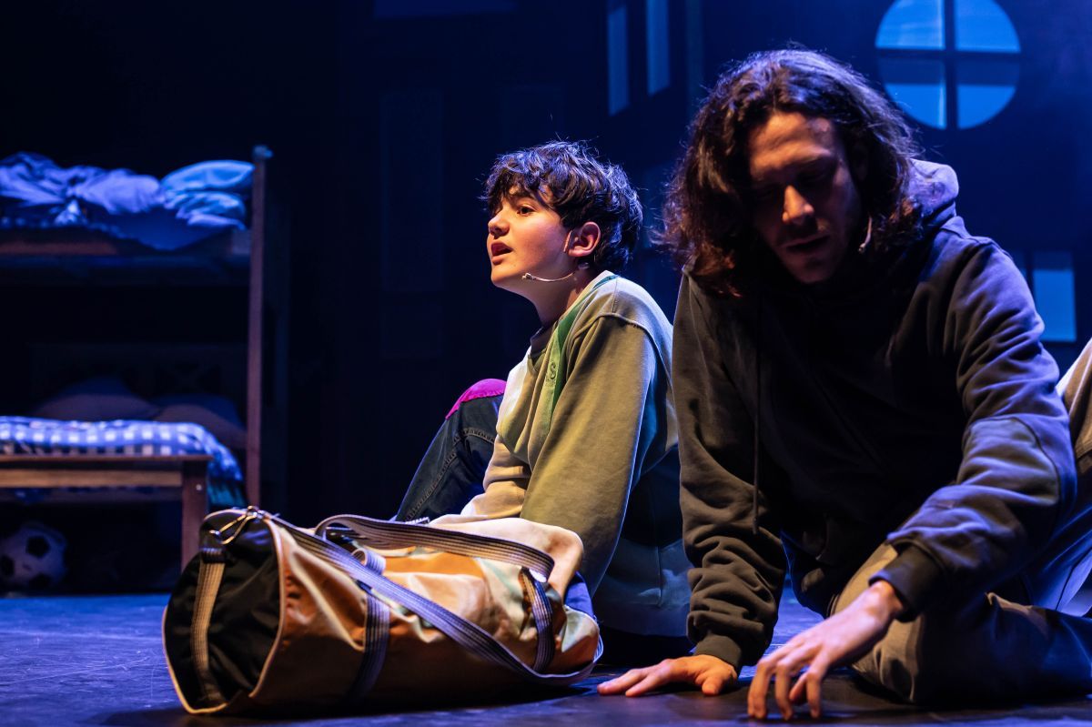 Crítica de "Los ojos del perro siberiano": del libro de Antonio Santa Ana a la comedia musical con Alan Madanes