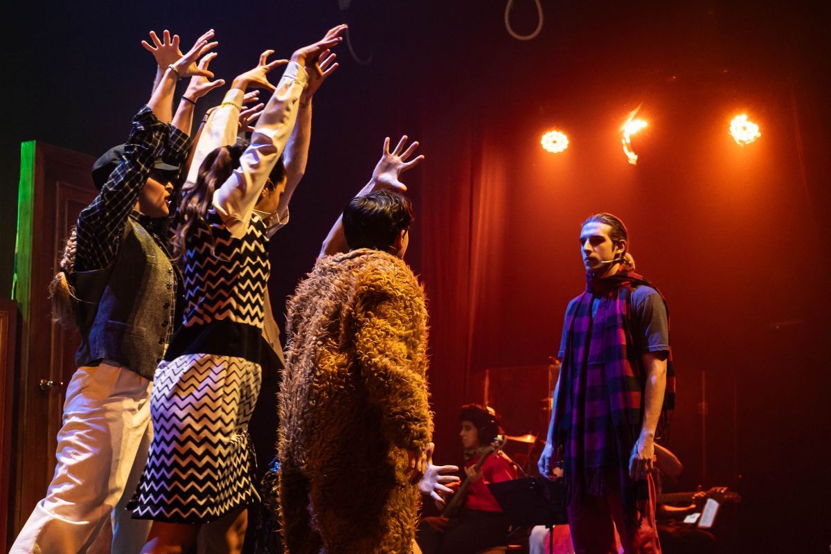 Crítica de "Los ojos del perro siberiano": del libro de Antonio Santa Ana a la comedia musical con Alan Madanes
