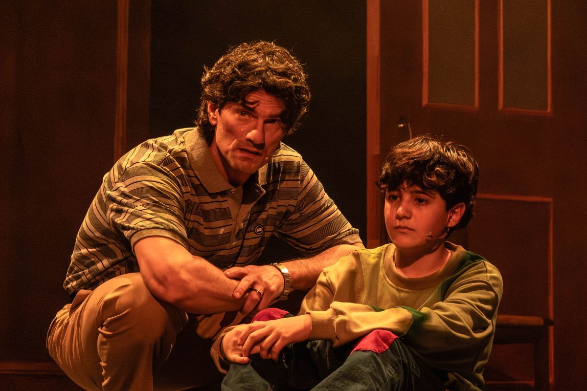 Crítica de "Los ojos del perro siberiano": del libro de Antonio Santa Ana a la comedia musical con Alan Madanes