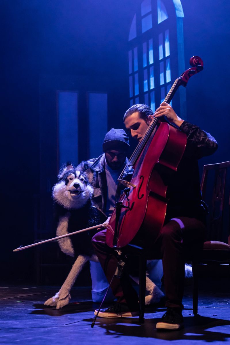 Crítica de "Los ojos del perro siberiano": del libro de Antonio Santa Ana a la comedia musical con Alan Madanes