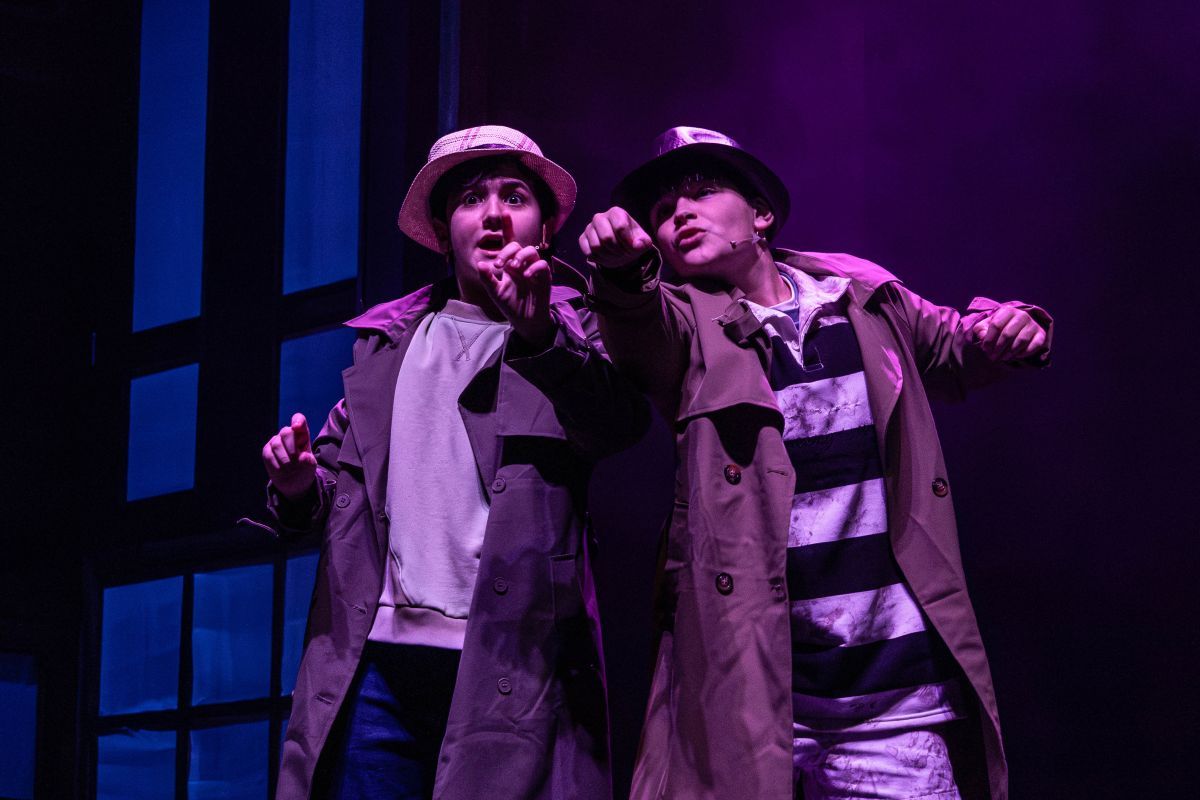 Crítica de "Los ojos del perro siberiano": del libro de Antonio Santa Ana a la comedia musical con Alan Madanes