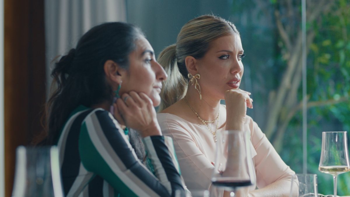 Crítica de “¿Querés ser mi hijo?”: Wanda Nara y un remake que se pierde entre la comedia y el drama
